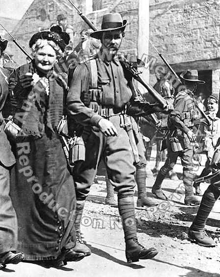 Her soldier son. The first batch of Australian troops, 1 Australian Naval 